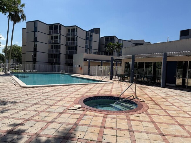 Foto del edificio - 6955 NW 186th St