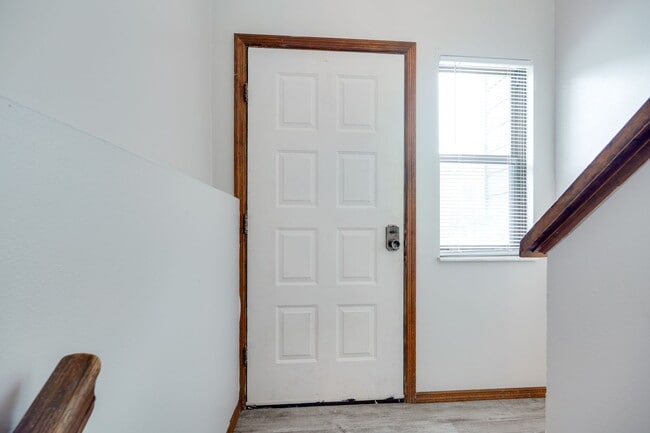 Building Photo - 652 Hidden Valley Ct