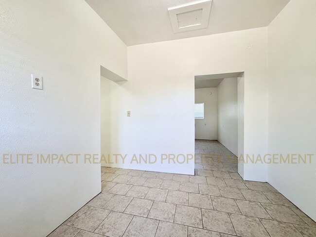 Building Photo - 2454 N Treat Ave