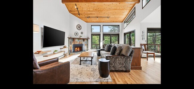 Foto del edificio - 2074 Foothills Dr S