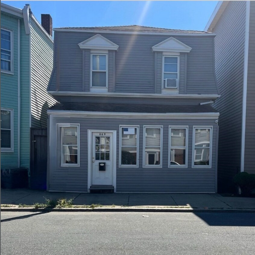 Foto principal - 869 Saratoga St