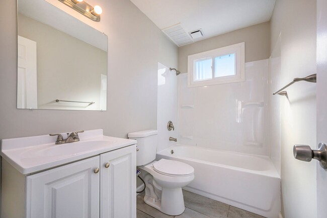 Building Photo - Newly Renovated 2BR-1BA Apartment in Glads...