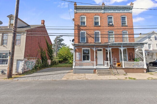 Foto del edificio - Spacious 4 Bedroom Single Family on Susquehanna St with Off Street Parking
