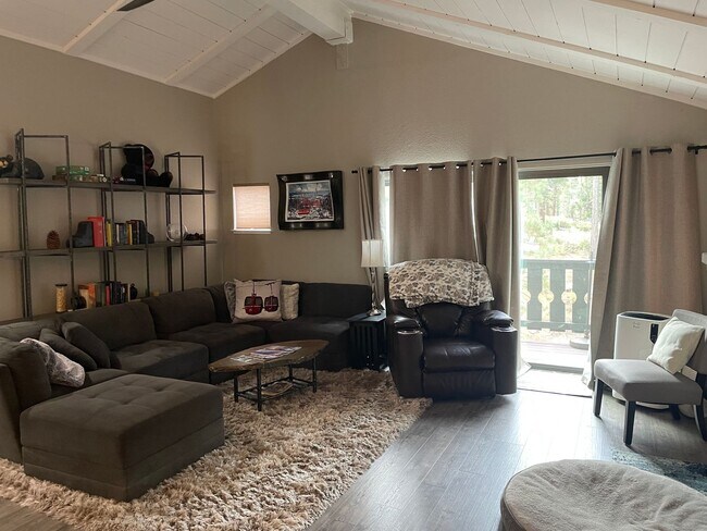 Building Photo - Completely remodeled 2 bedroom home with g...