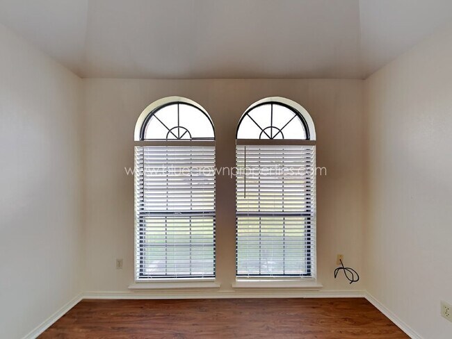 Building Photo - 10317 Lone Pine Ln