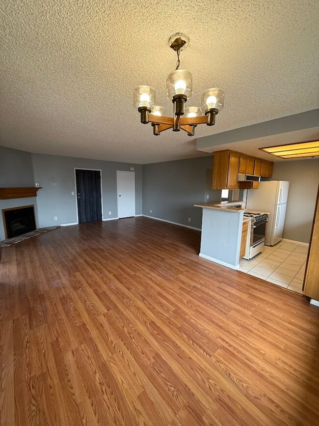 Building Photo - Spacious 1 Bedroom, 1 Bathroom Condominium...