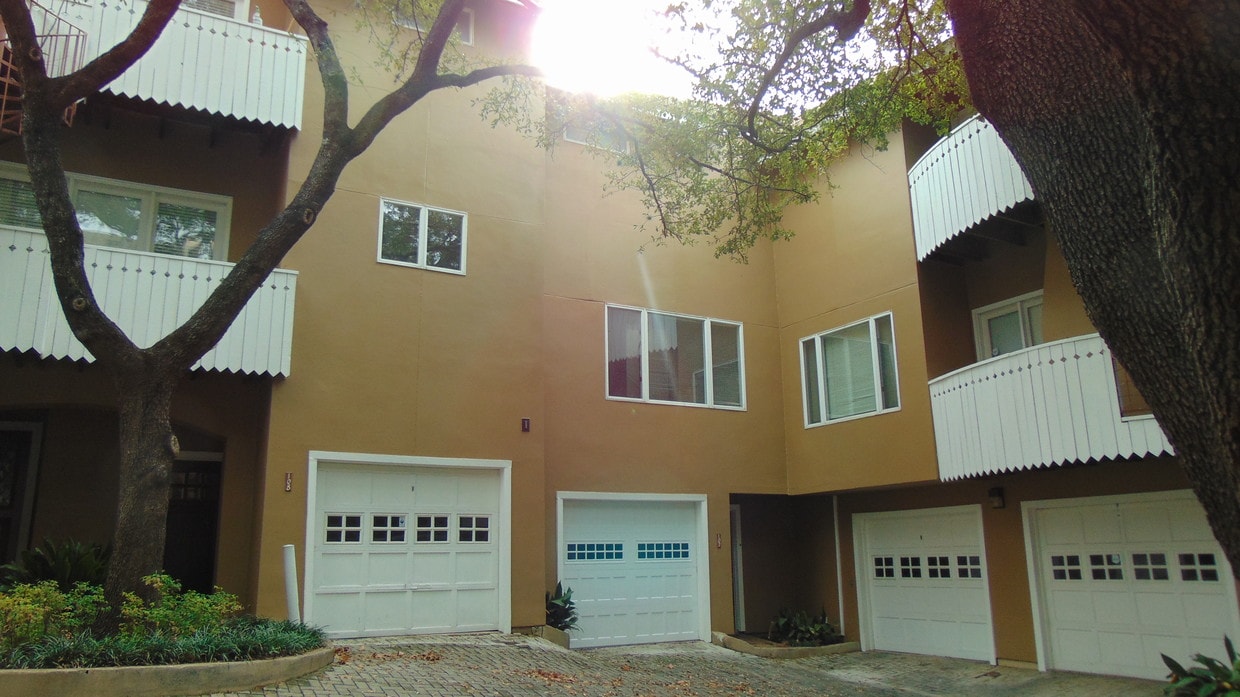 ext 107 - 1900 San Gabriel St