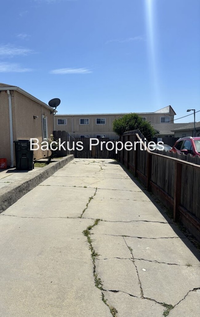 Building Photo - 516 James St