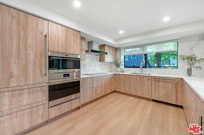 Foto del edificio - 350 N Palm Dr