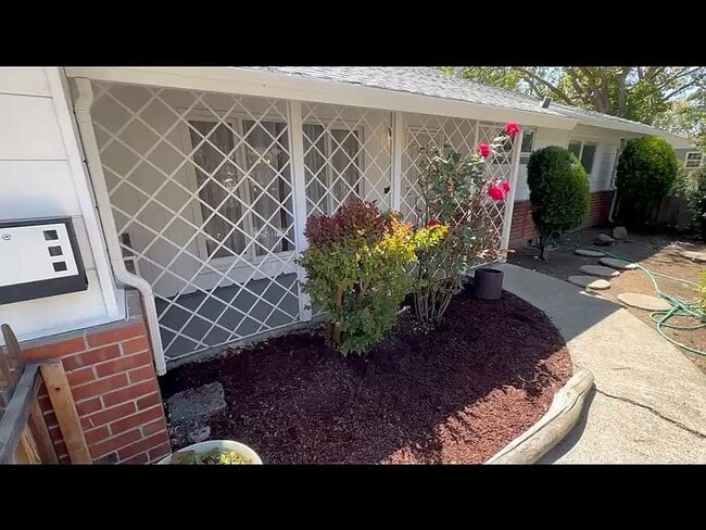 Building Photo - 938 Vervais Ave