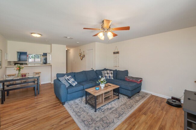 Building Photo - Stunning 2 Bedroom Townhouse in Fort Walto...