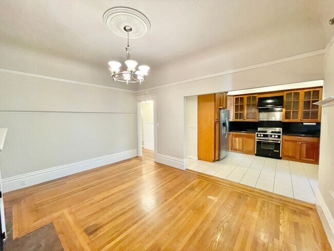 Building Photo - Inner Sunset Full Floor 2BR+/1.5 BA Victor...