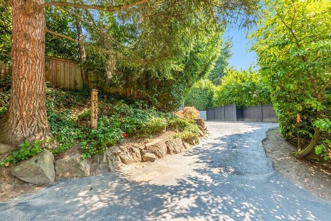 Building Photo - Elegant Air-Conditioned Newly Remodeled Ma...