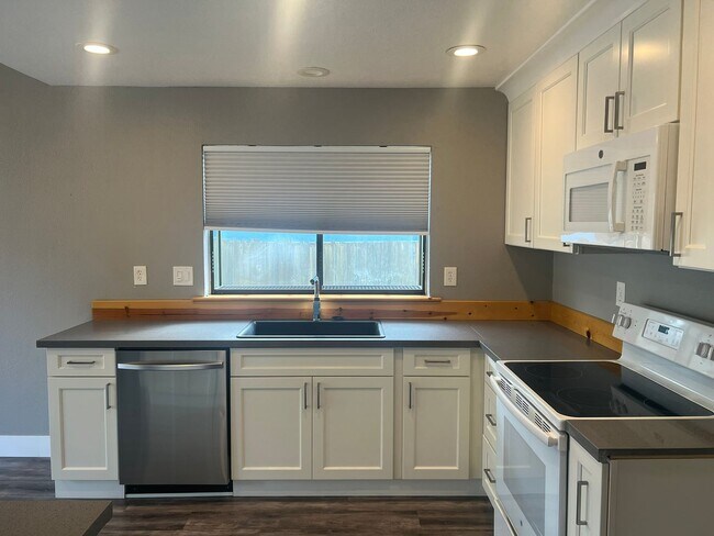 Foto del edificio - Three Bedroom, Two Bathroom Single Family ...