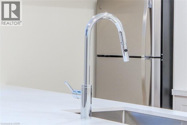 Photo du bâtiment - 100 Charlton Ave W