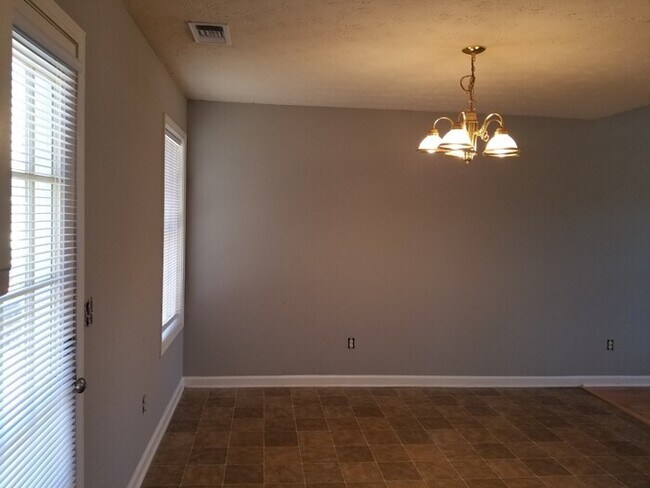 Building Photo - 35 Twin Lakes Rd