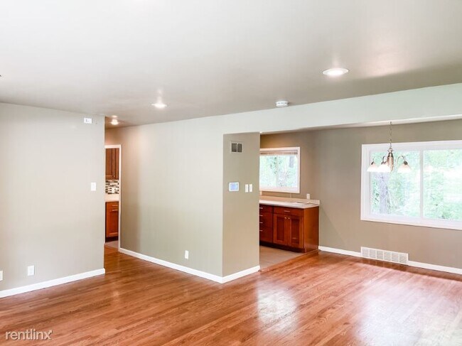 Foto del edificio - 3 br, 1 bath House - 139 Embassy Ln.