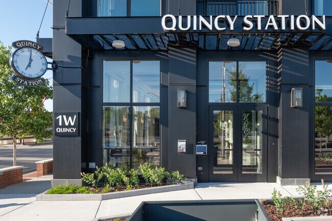 Entrada - Quincy Station