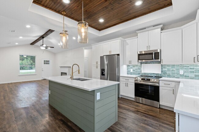 Building Photo - Gorgeous in Granbury