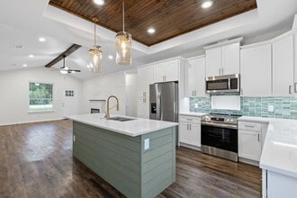 Building Photo - 5718 Barkridge Dr