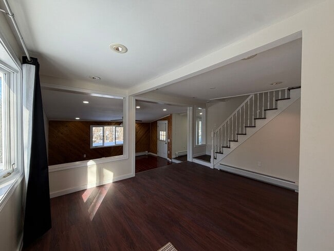 Foto del edificio - Charming 3-Bedroom Home Near Pontoosuc Lake