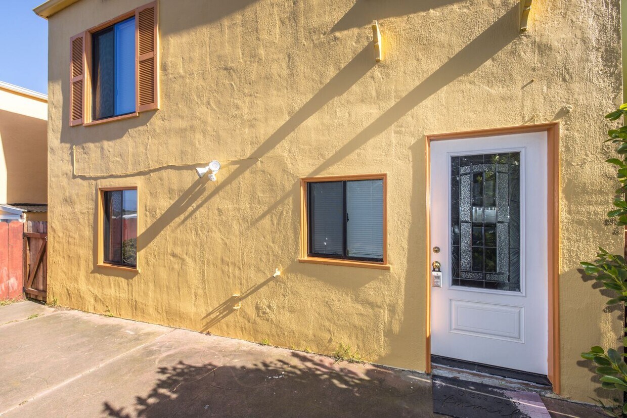Foto principal - 1272 S Mayfair Ave