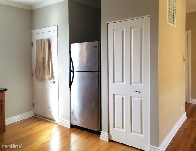 Building Photo - 2 br, 1 bath Condo - 4333 N Troy #3E Unit #3E