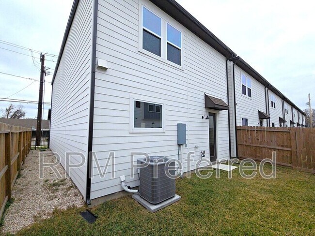 Building Photo - 8322 Curry Rd