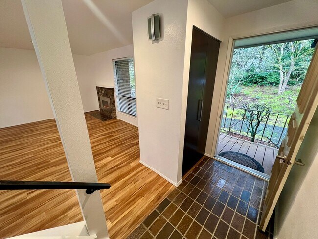 Foto del edificio - PENDING APPLICATION; Westside Condo w/ Pool & Garage (Water Included)
