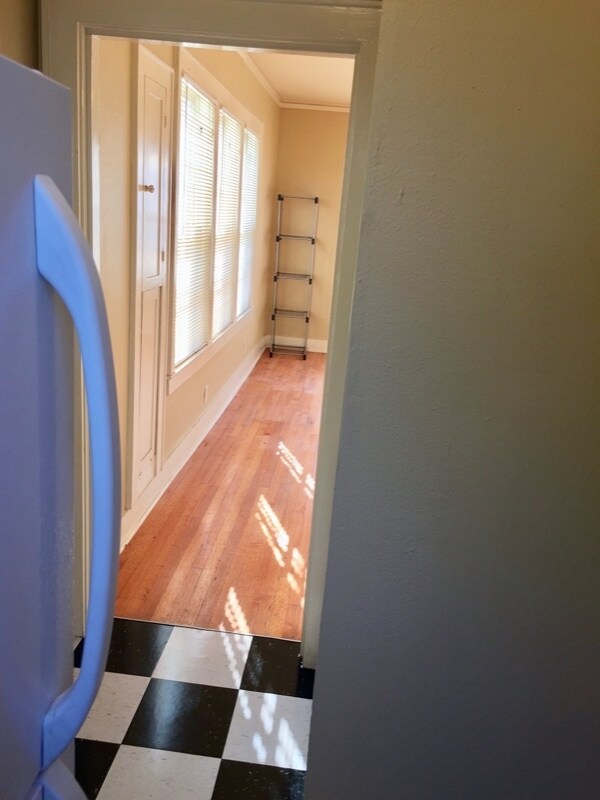 Building Photo - 607 E 6th St