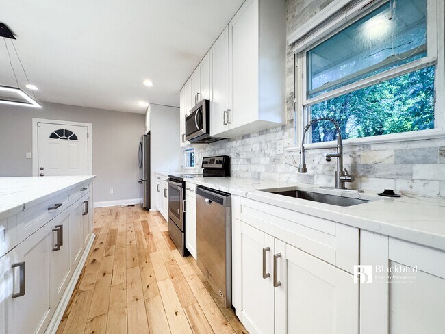 Foto del edificio - 11901 Crestwood Ave S