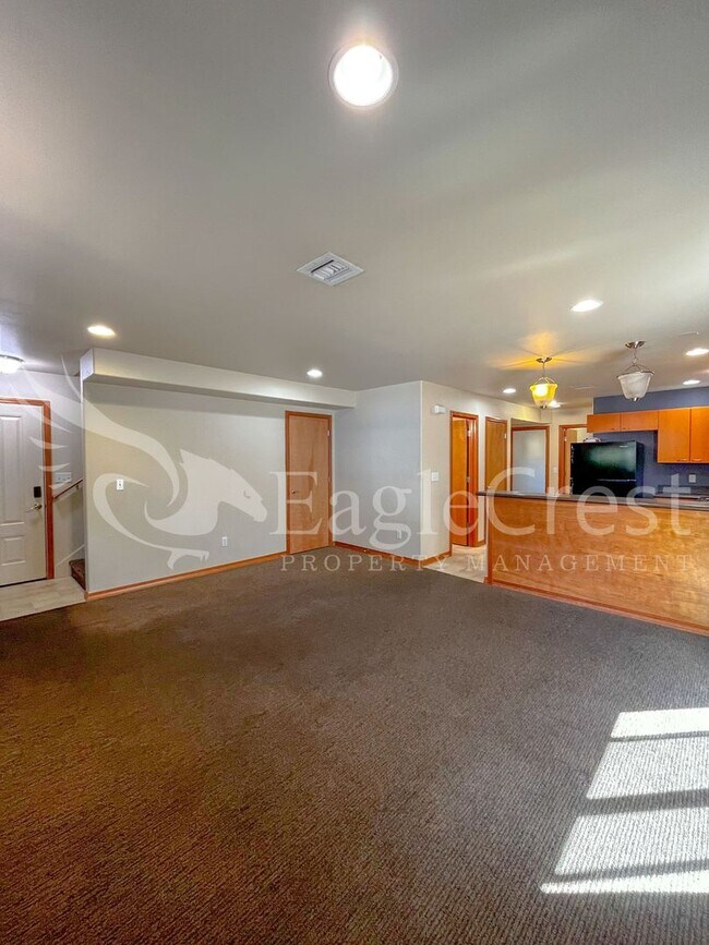Foto del edificio - Large 6-Bedroom Whitman Neighborhood House...