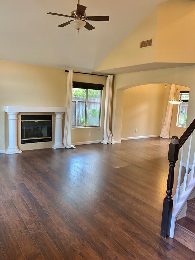 Foto del edificio - Beautifully Updated 4/2.5 near Woodward Park