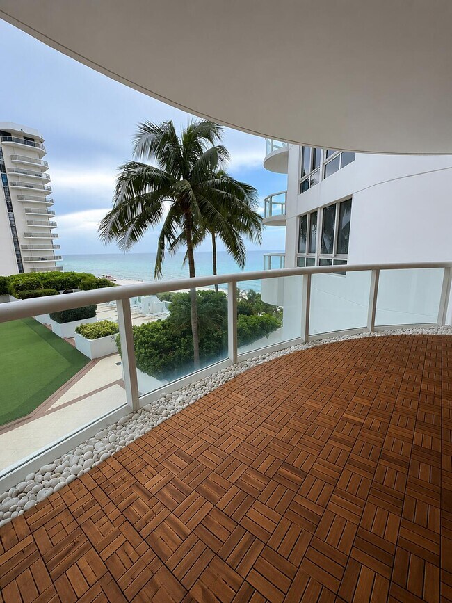 Foto del edificio - 6365 Collins Ave