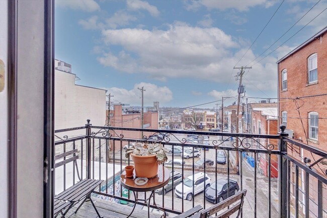 Building Photo - 114 E 6th St