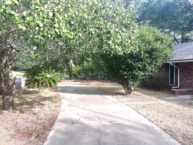 Circular Drive - 12905 Hanover Dr