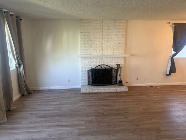 Foto del edificio - SPACIOUS 4 BEDROOM 3 BATH HOME