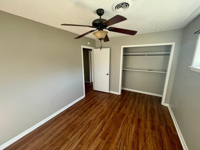 Building Photo - 2 Bed 1 Bath Duplex in Clinton