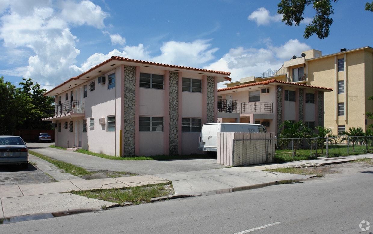 Building Photo - 2120 SW 6th St