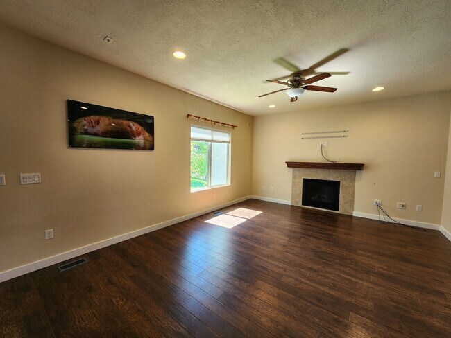 Foto del edificio - Luxury! 4 bdrm 3.5 bath HOUSE w/ Views! 2 car garage!