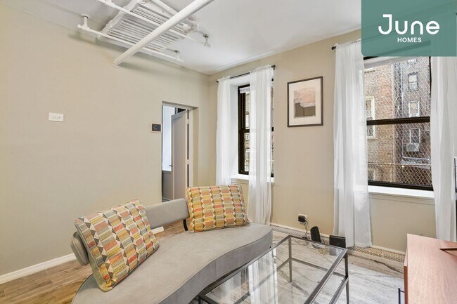 Building Photo - Queen room in 3-bed/2.0-bath Home