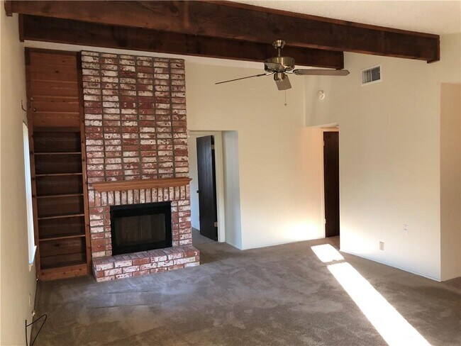Building Photo - 914 W Meadowmere Ln