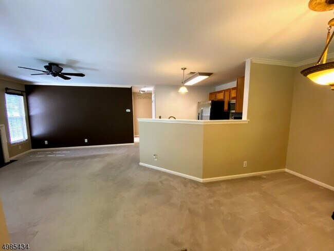 Building Photo - 127 Old Farm Dr