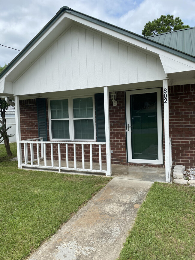 Building Photo - 802 Hidden Hollow Cir