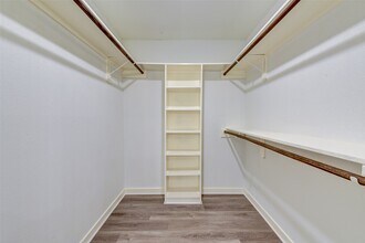 Building Photo - 16813 Glen Eagle Dr N