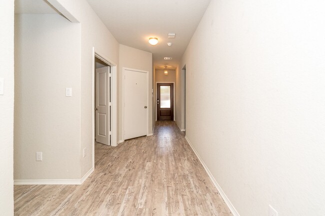 Building Photo - 1 Month Free Rent on a 3 bedroom 2 bath ho...