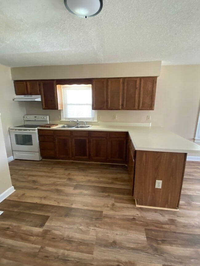 Building Photo - COMING SOON! Cute 2 Bedroom Ranch!! Great ...