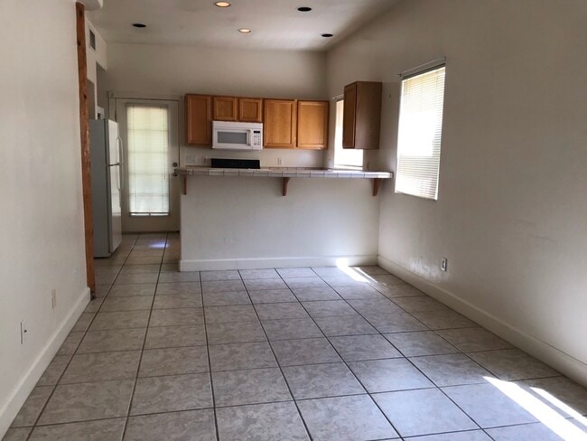 Foto del edificio - 928 N Campbell Ave