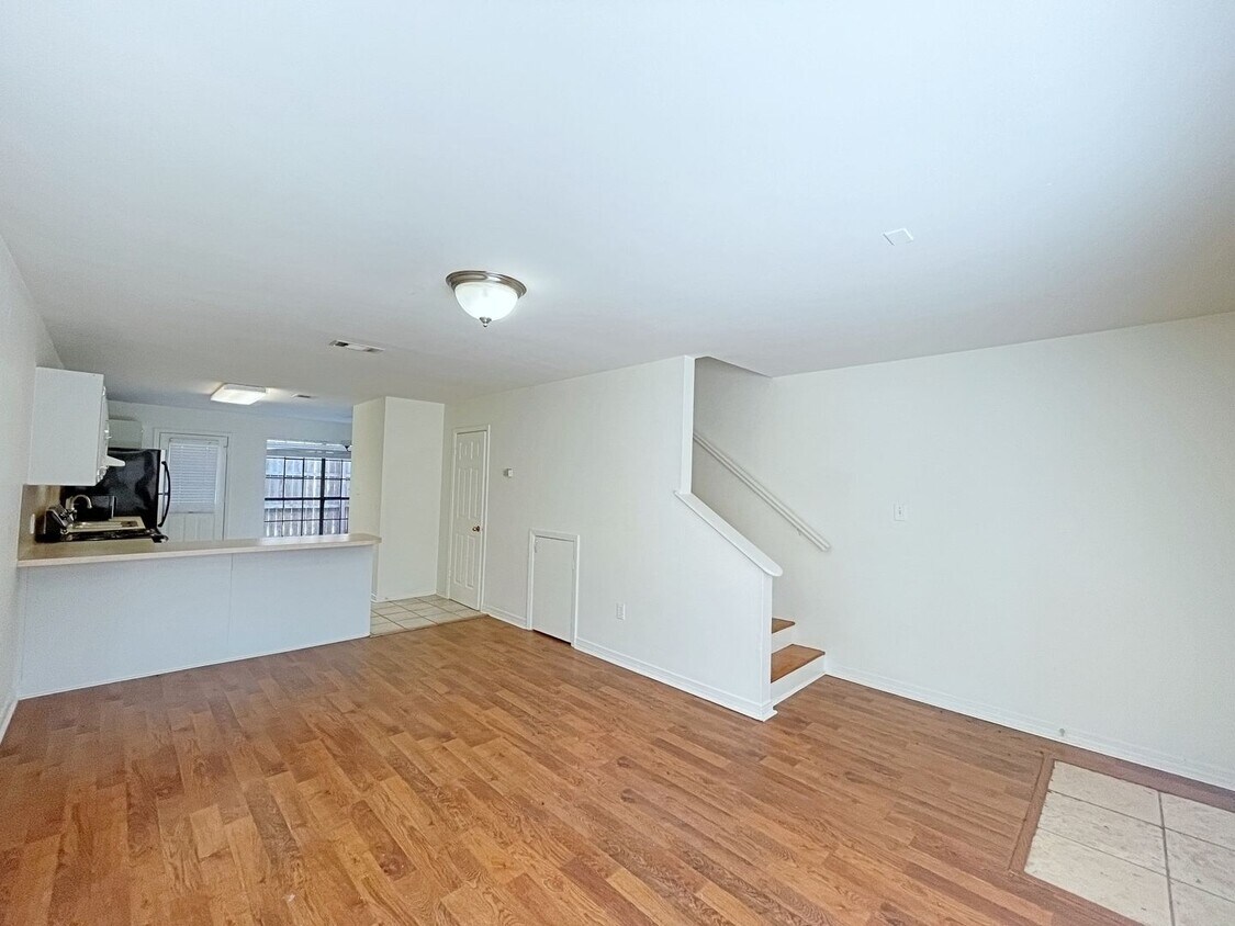 2 Bedroom Townhouse off Perkins in Gated c... House Rental in Baton Rouge, LA