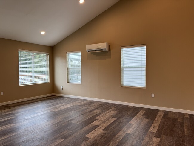 Foto del edificio - 115 E Cedarcrest St